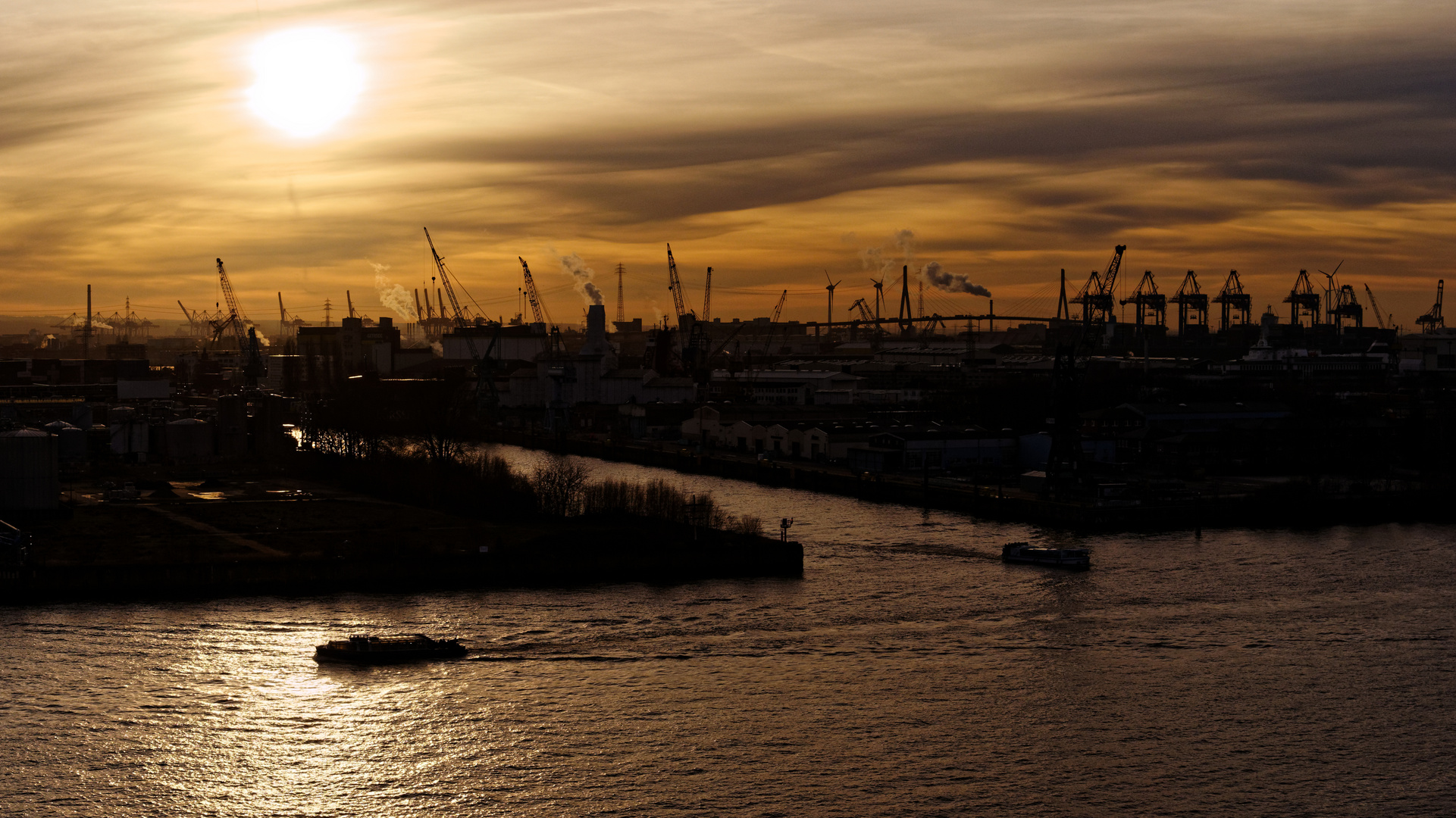 Hamburger Hafen im Abendlicht