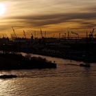 Hamburger Hafen im Abendlicht