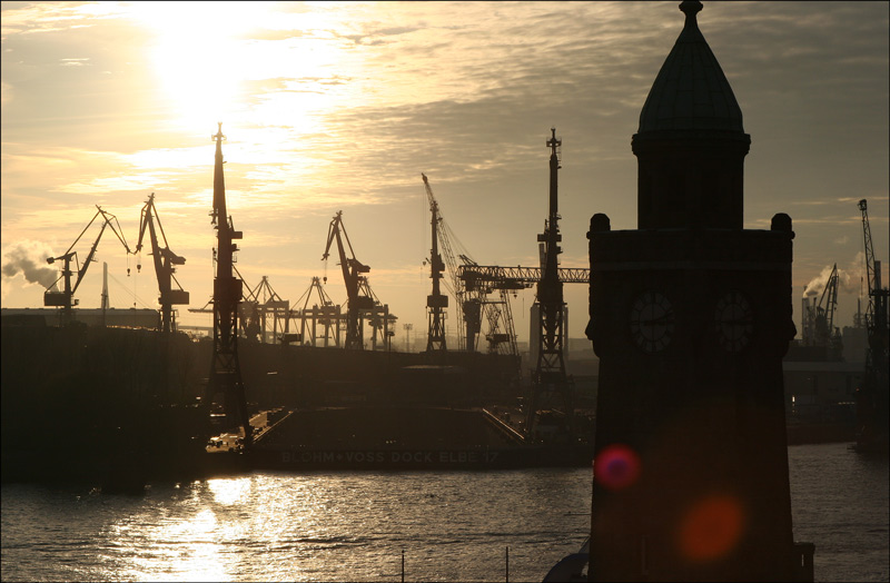 Hamburger Hafen im Gegenlicht