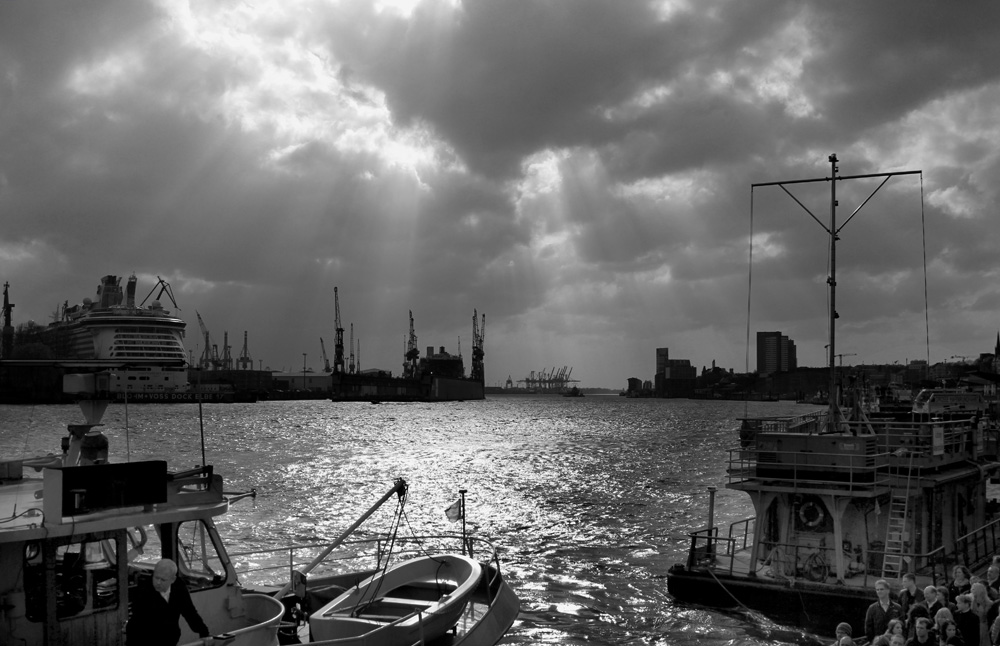 Hamburger Hafen im Licht