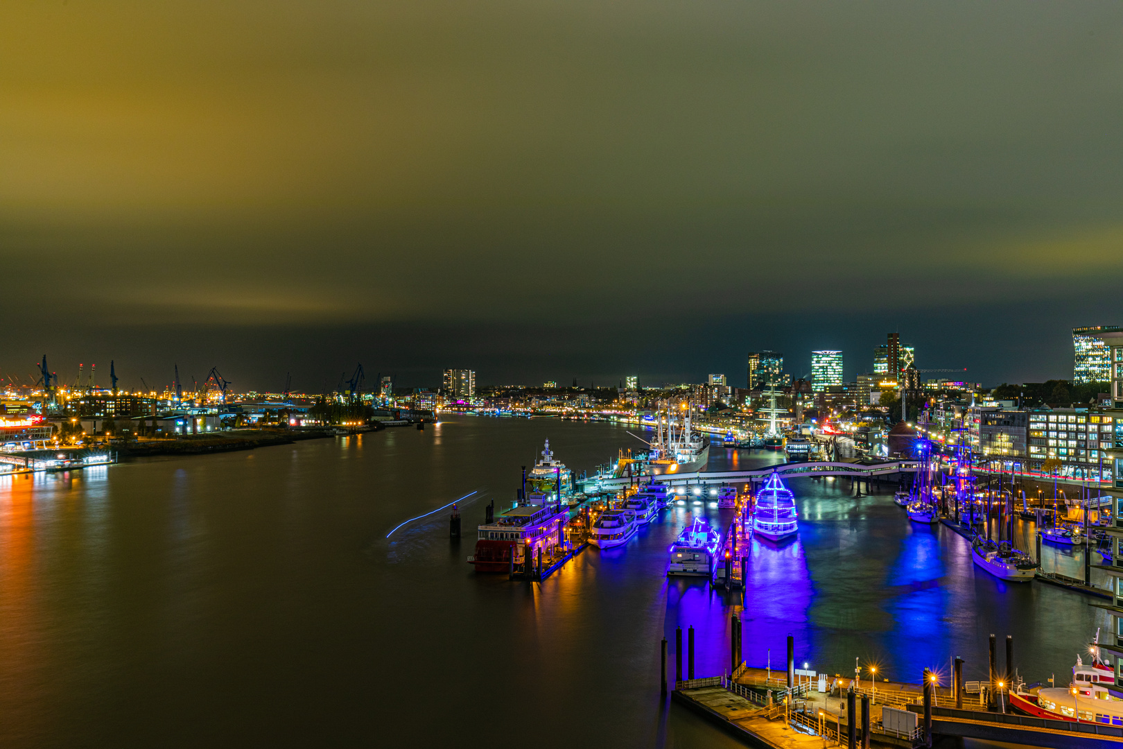 Hamburger Hafen im Lichtermeer