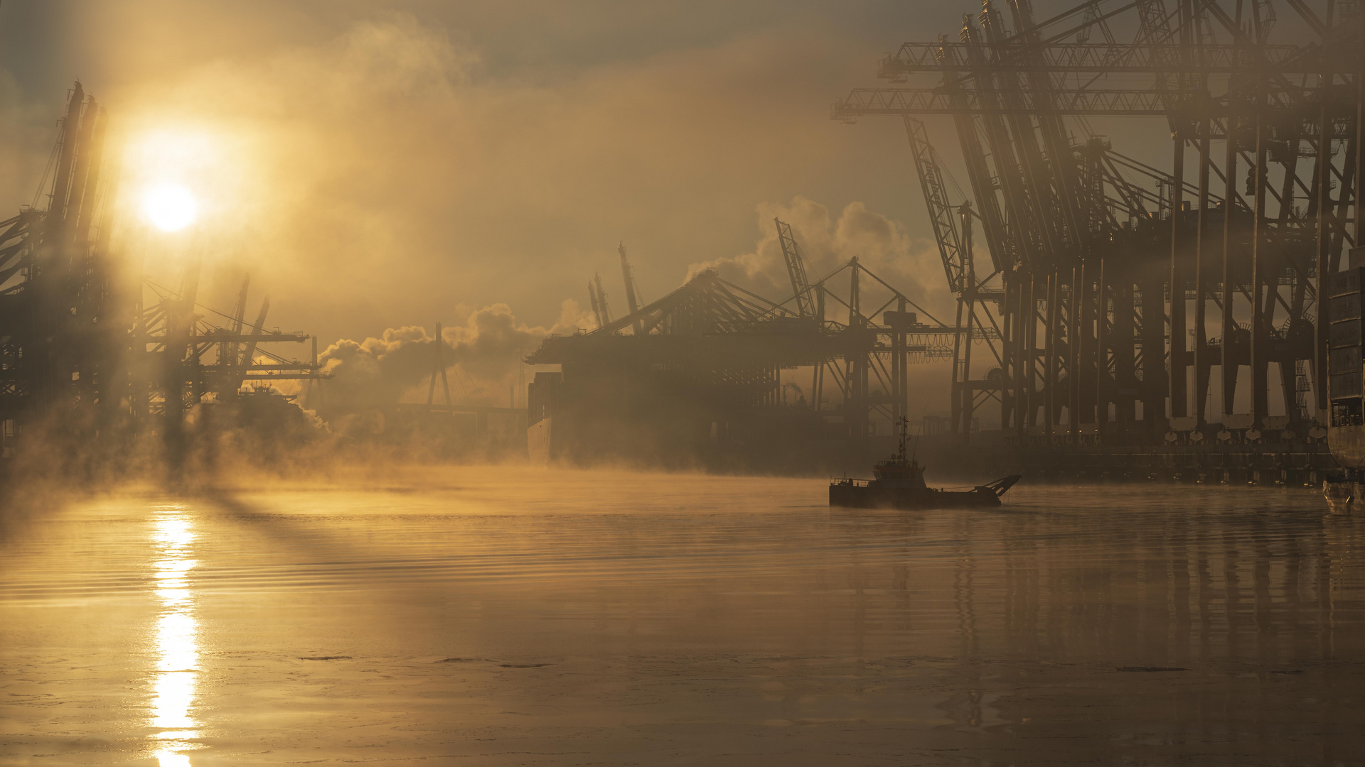 Hamburger Hafen im Nebel