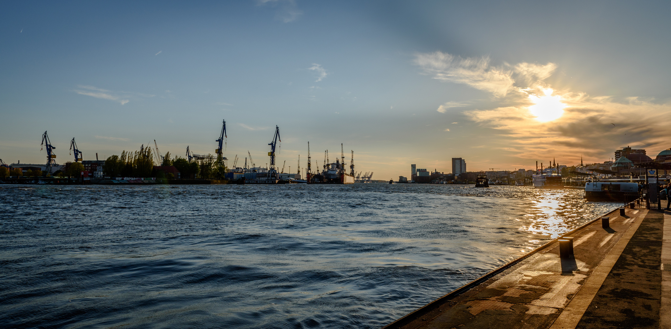 Hamburger Hafen im Sonnenuntergang