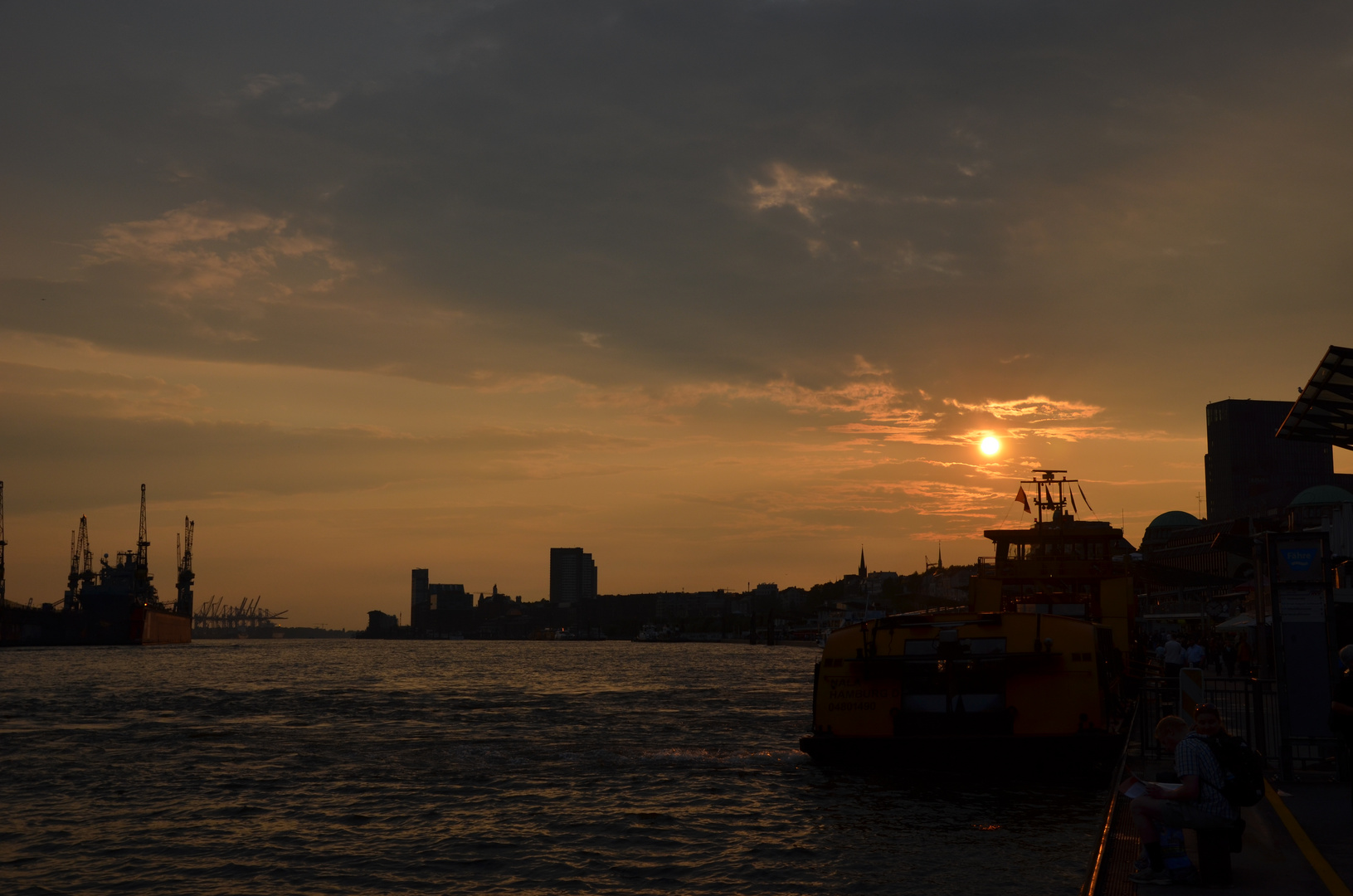 Hamburger Hafen im Sonnenuntergang