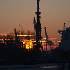 Hamburger Hafen im Winter mit Sonnenuntergang