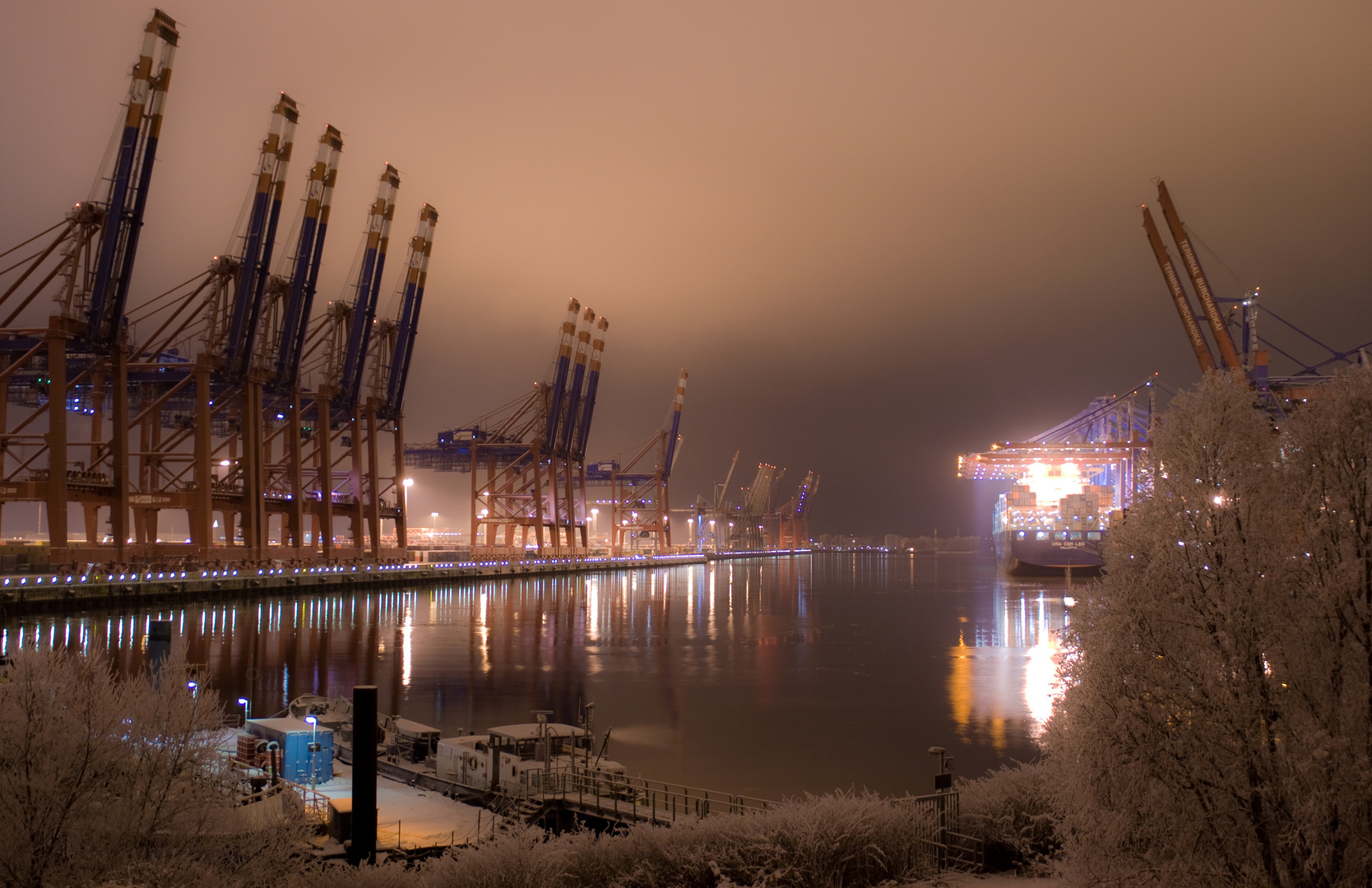 Hamburger Hafen im Winterschlaf