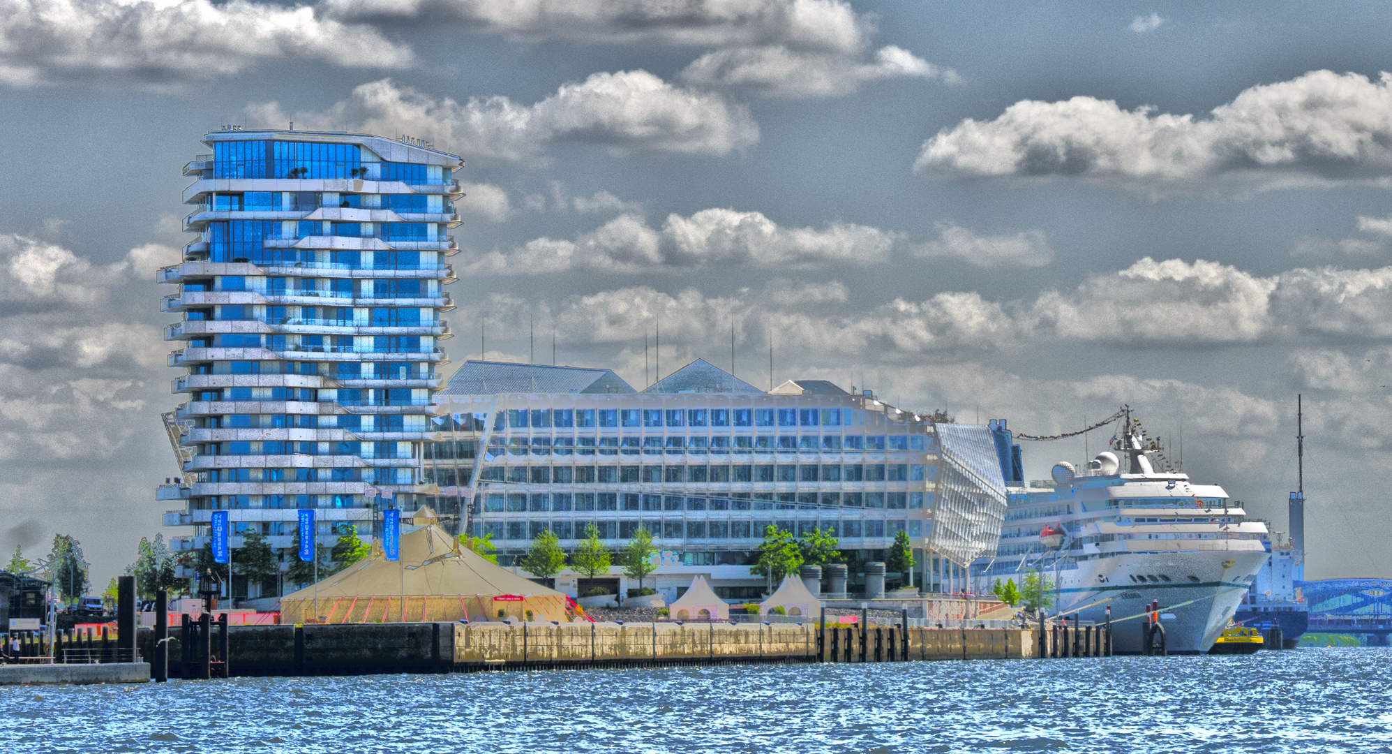 HAMBURGER HAFEN IN BLAU