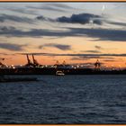 Hamburger Hafen in blau und orange