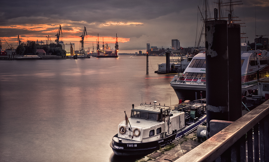 Hamburger Hafen in der Dämmerung