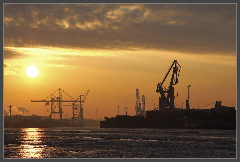 Hamburger Hafen in der Morgensonne