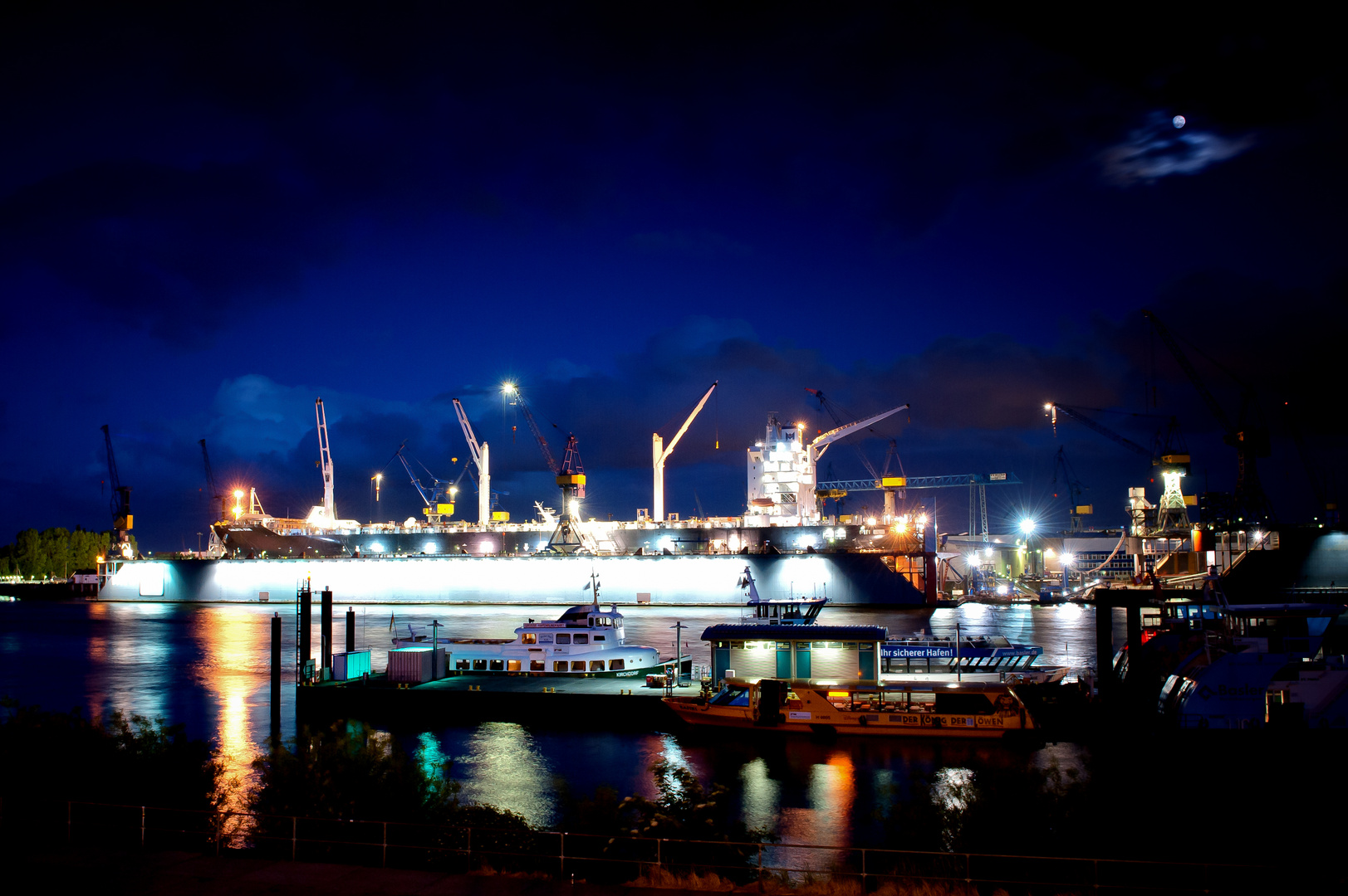 Hamburger Hafen in der Nacht