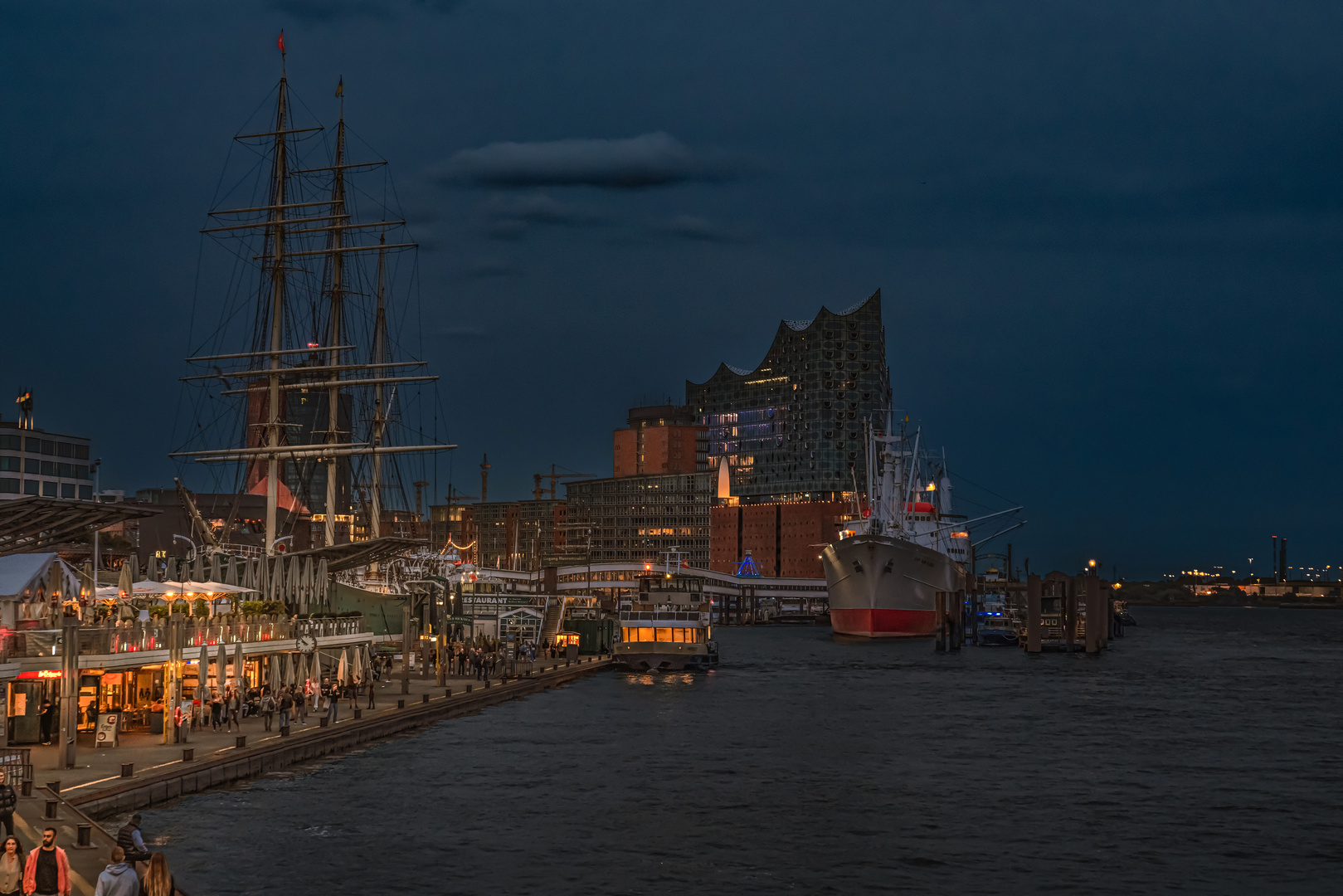 Hamburger Hafen in einer Sommernacht