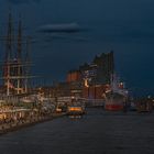 Hamburger Hafen in einer Sommernacht