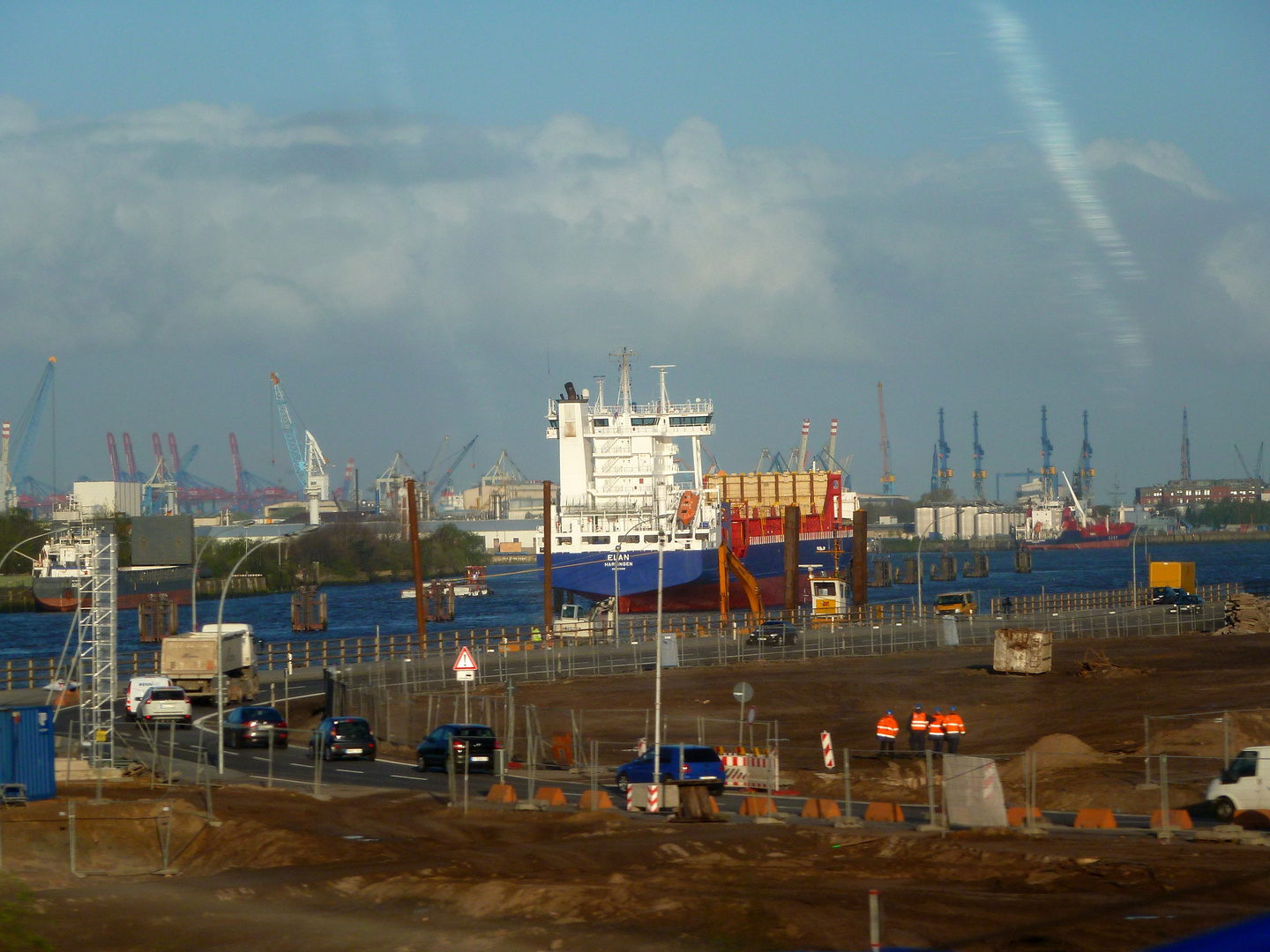 Hamburger Hafen -kurz hinter den Elbbrücken-