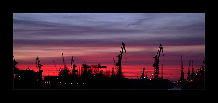 Hamburger Hafen kurz nach dem Sonnenuntergang