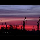 Hamburger Hafen kurz nach dem Sonnenuntergang