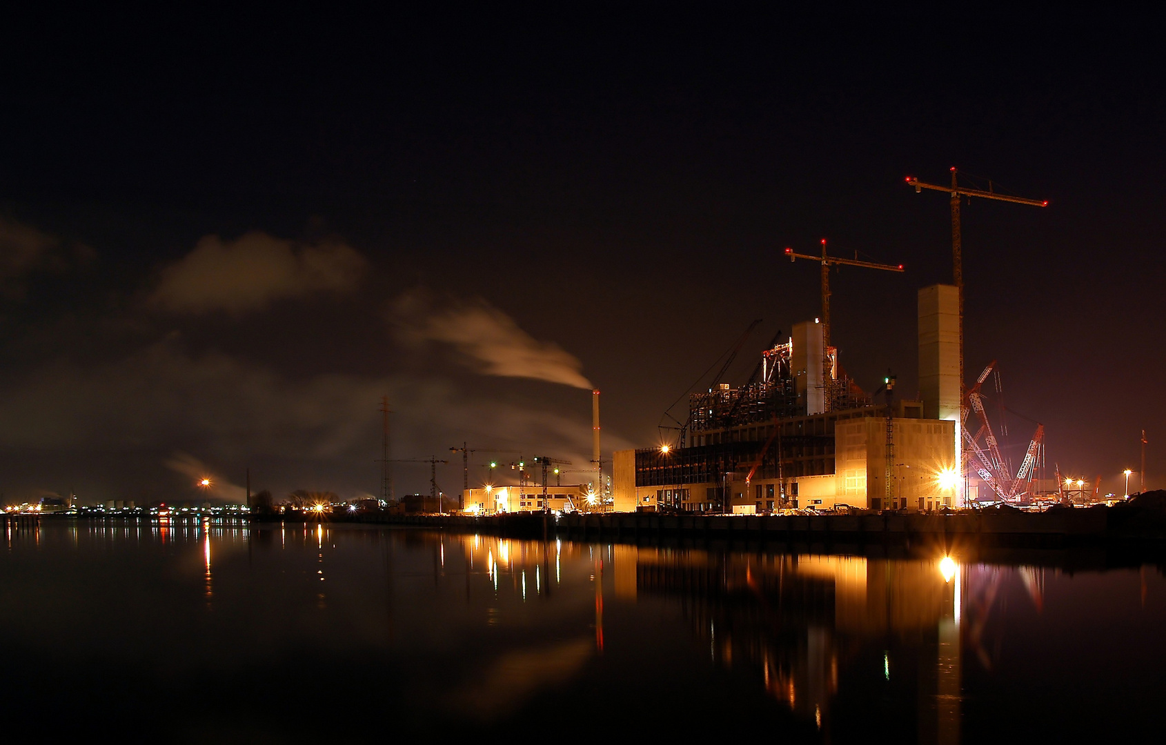 Hamburger Hafen mit Baustelle des Kraftwerks Moorburg