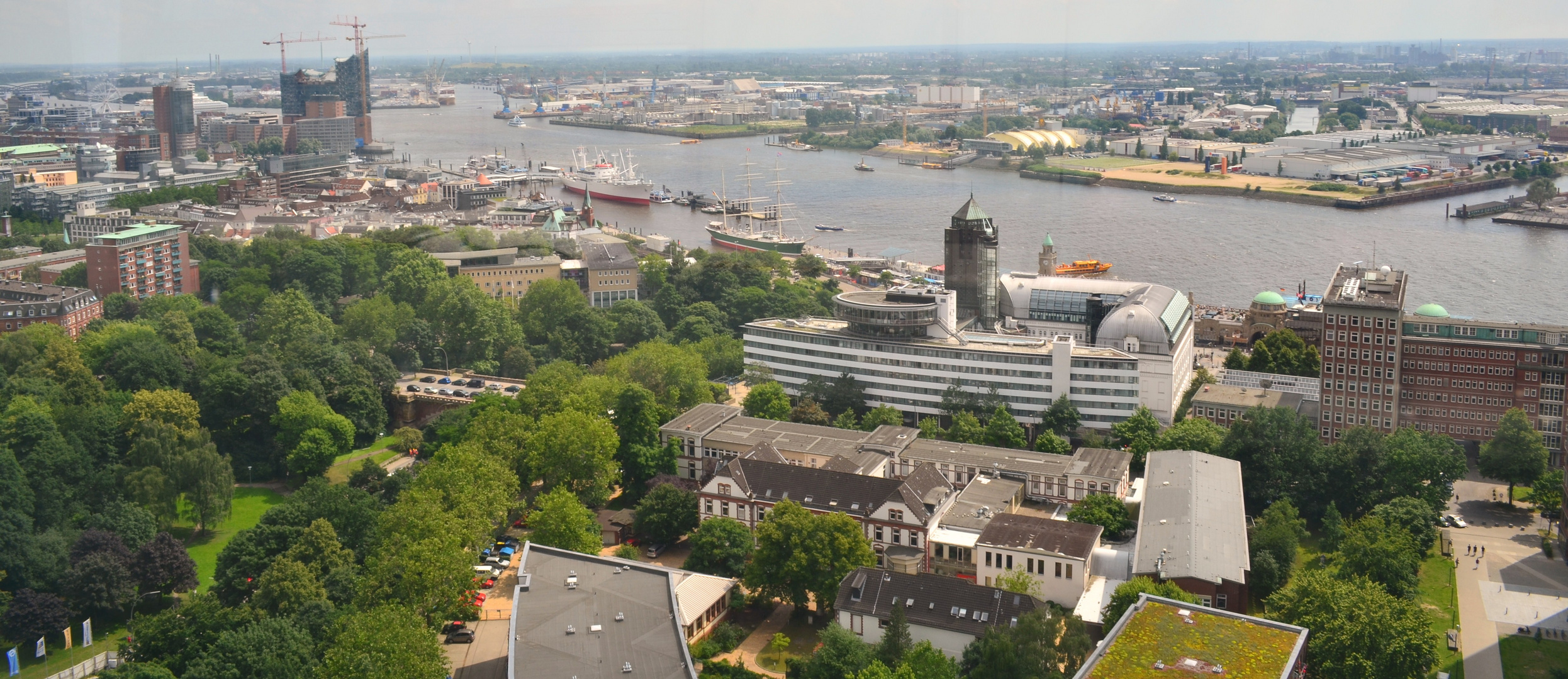 Hamburger Hafen mit Blick von der Reeperbahn