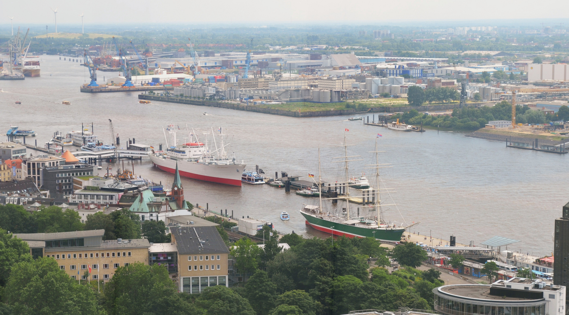 Hamburger Hafen mit Blick zur Hafencity