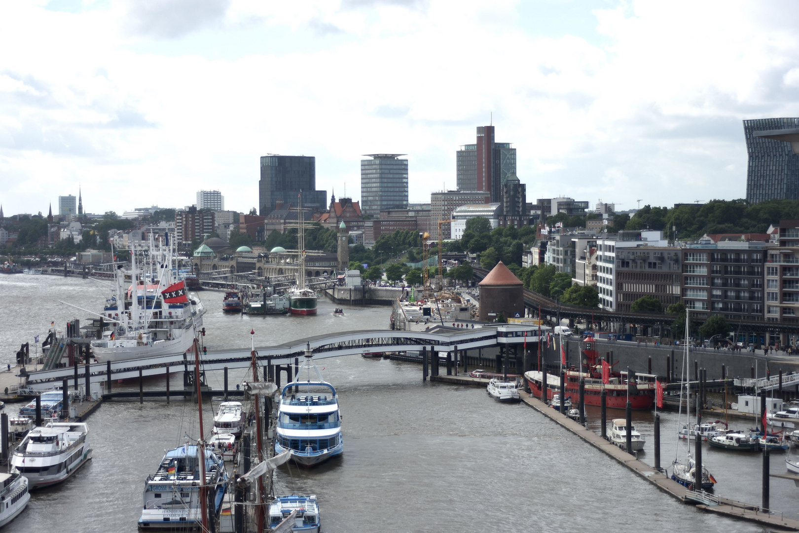 Hamburger Hafen mit der Überseebrücke