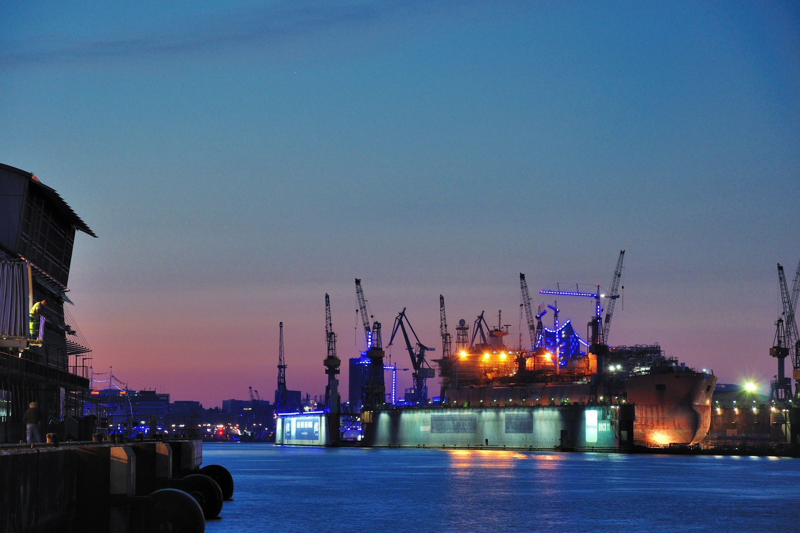 Hamburger Hafen mit Dock 11 und Elbphilharmonie