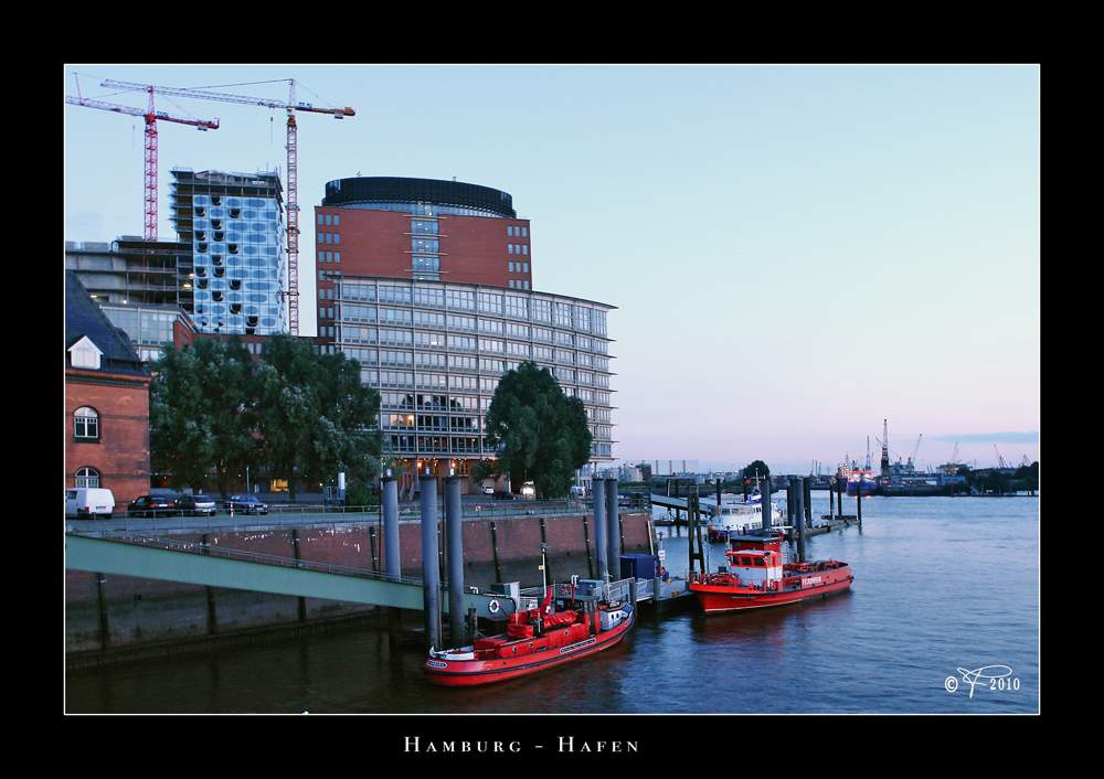 Hamburger Hafen mit ein bisschen Elbphilharmonie