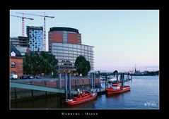 Hamburger Hafen mit ein bisschen Elbphilharmonie