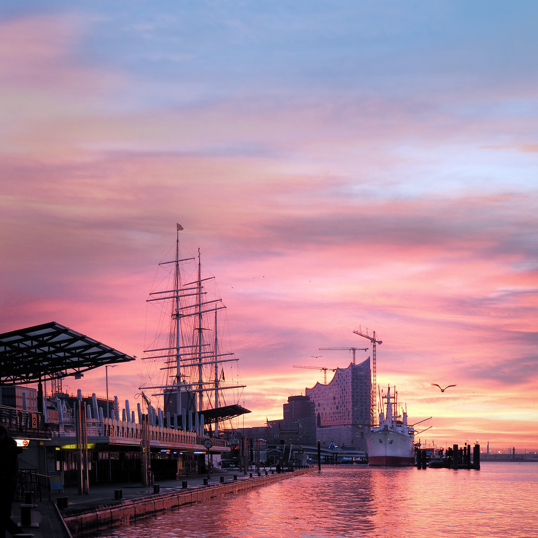 Hamburger Hafen mit Elbphilharmonie in rosa Morgenstimmung gehüllt