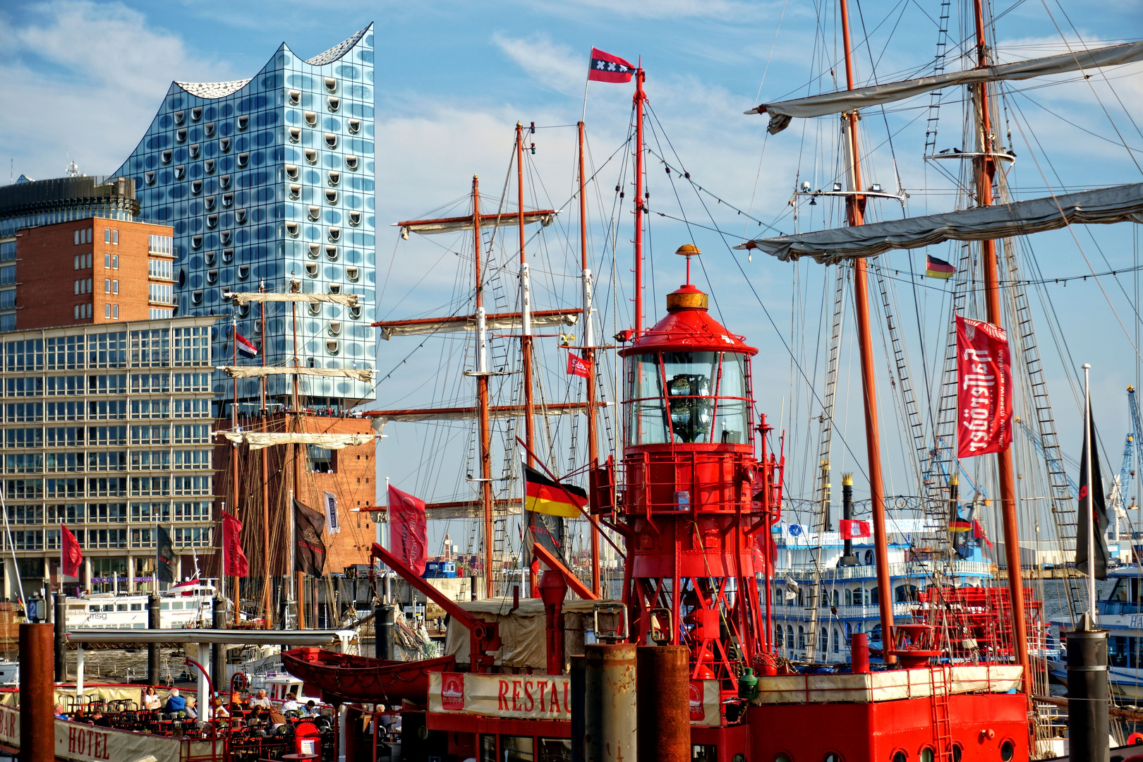 Hamburger Hafen mit Feuerschiff und Elbphilharmonie