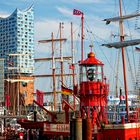 Hamburger Hafen mit Feuerschiff und Elbphilharmonie