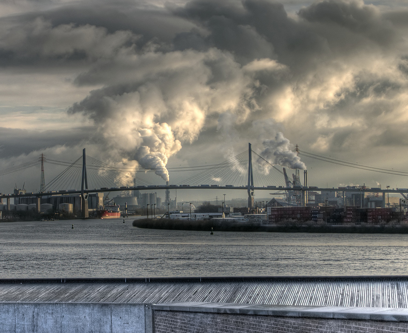 Hamburger Hafen mit Kraftwerk Moorburg