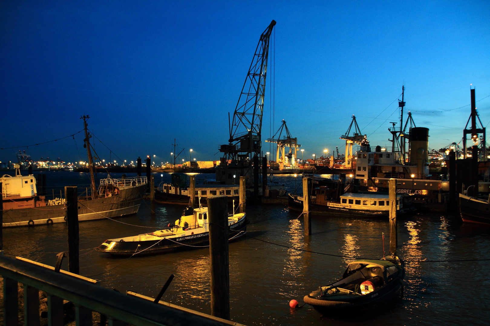 Hamburger Hafen: Museumshafen Övelgönne bei Abenddämmerung