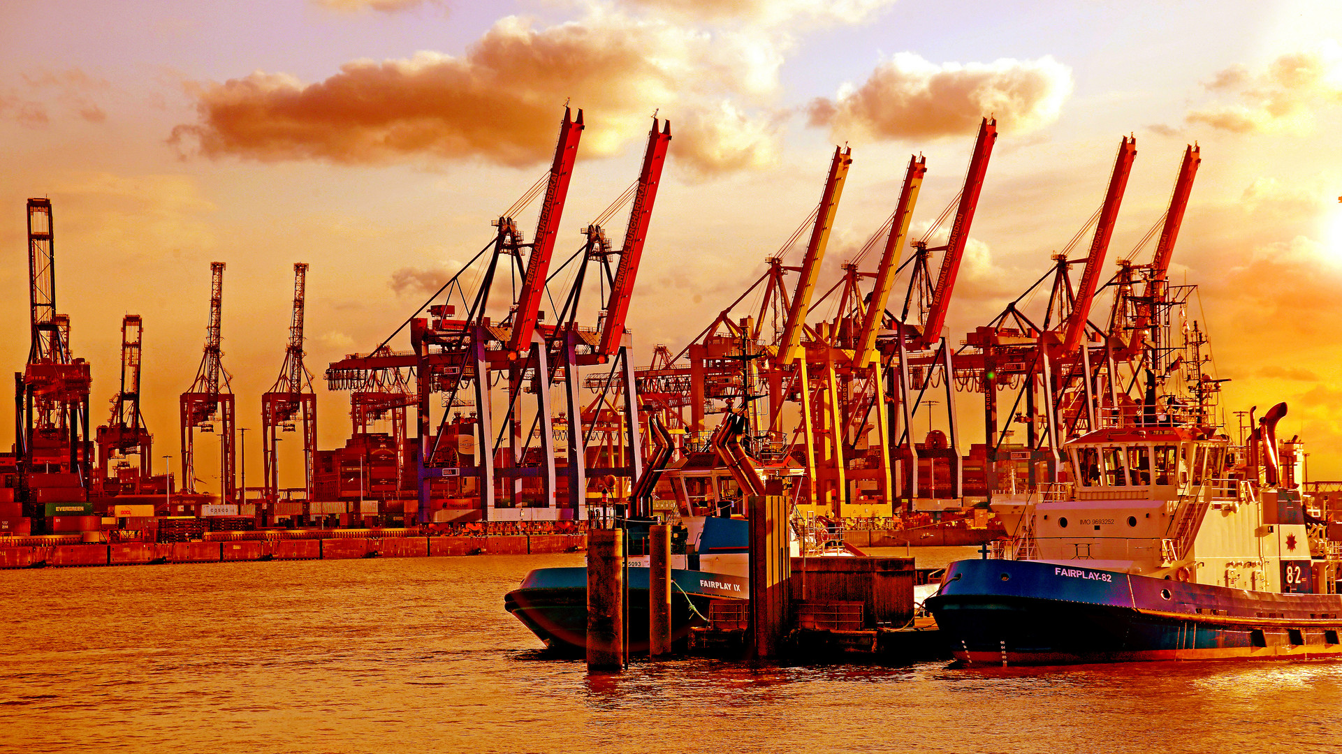 Hamburger Hafen - Schlepper vor Containerterminal - Foto Michael B. Rehders_Juli 2022_4K