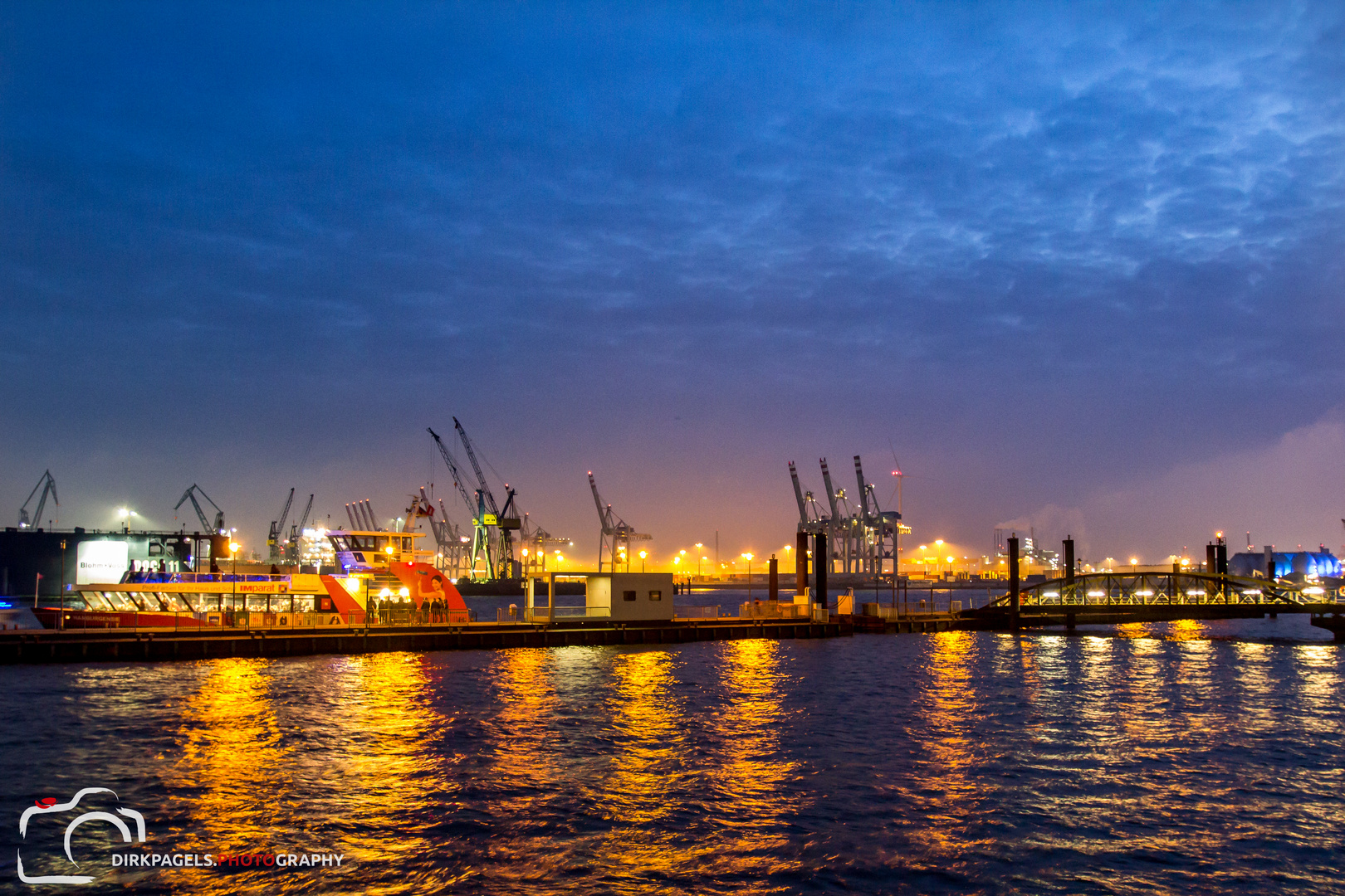 Hamburger Hafen, vom Fischmarkt fotografiert...