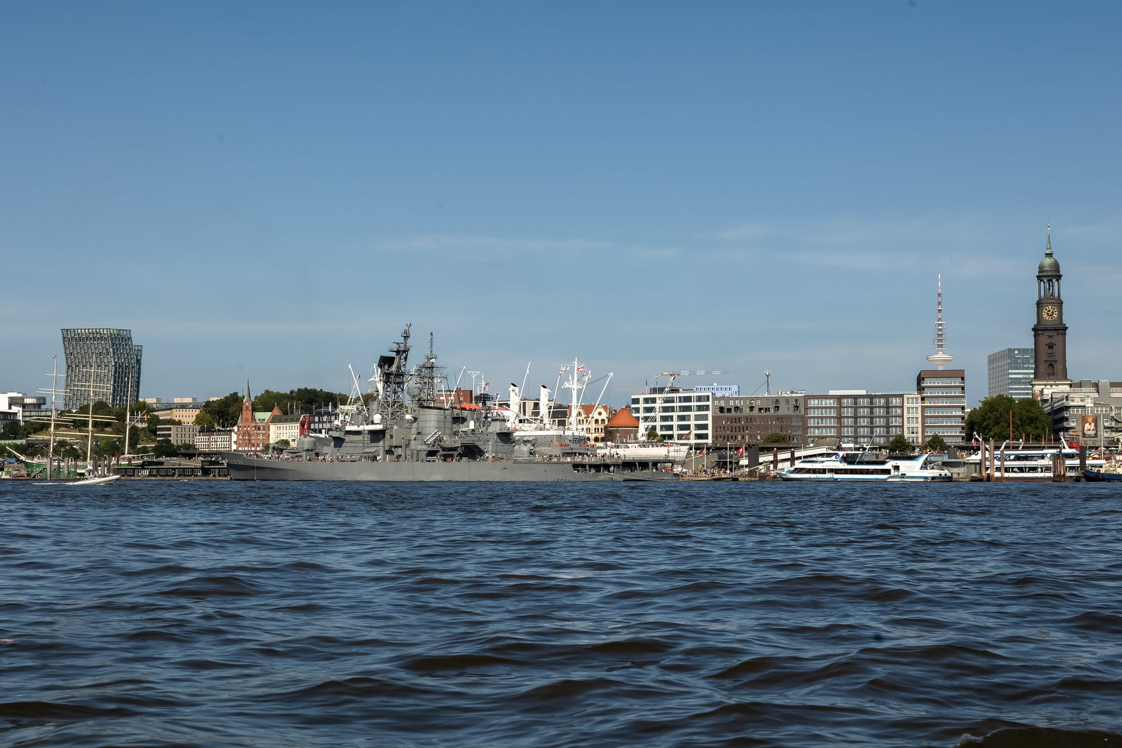 Hamburger Hafen vom Wasser aus  gesehen.... mit Blick auf die Landungsbrücken ...