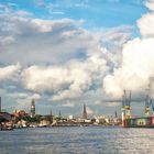 Hamburger Hafen von der Elbe aus gesehen