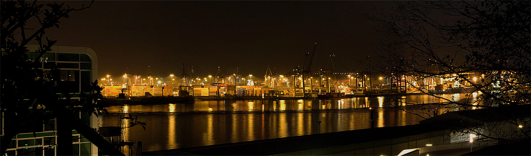Hamburger Hafen von der Pailmaille fotografiert.