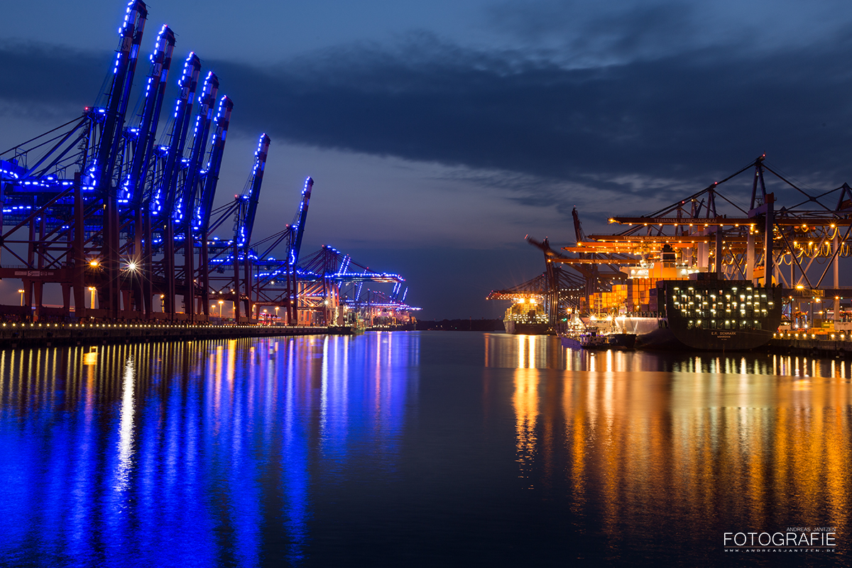Hamburger Hafen Waltershof Blue Port bei Nacht