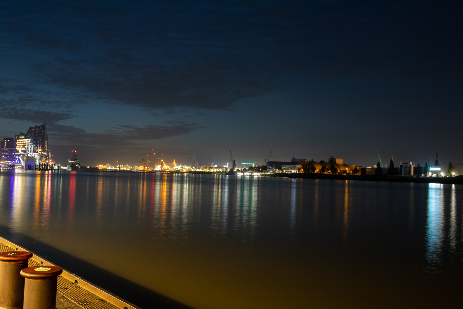 Hamburger Hafen,  warten auf Sonnenaufgang