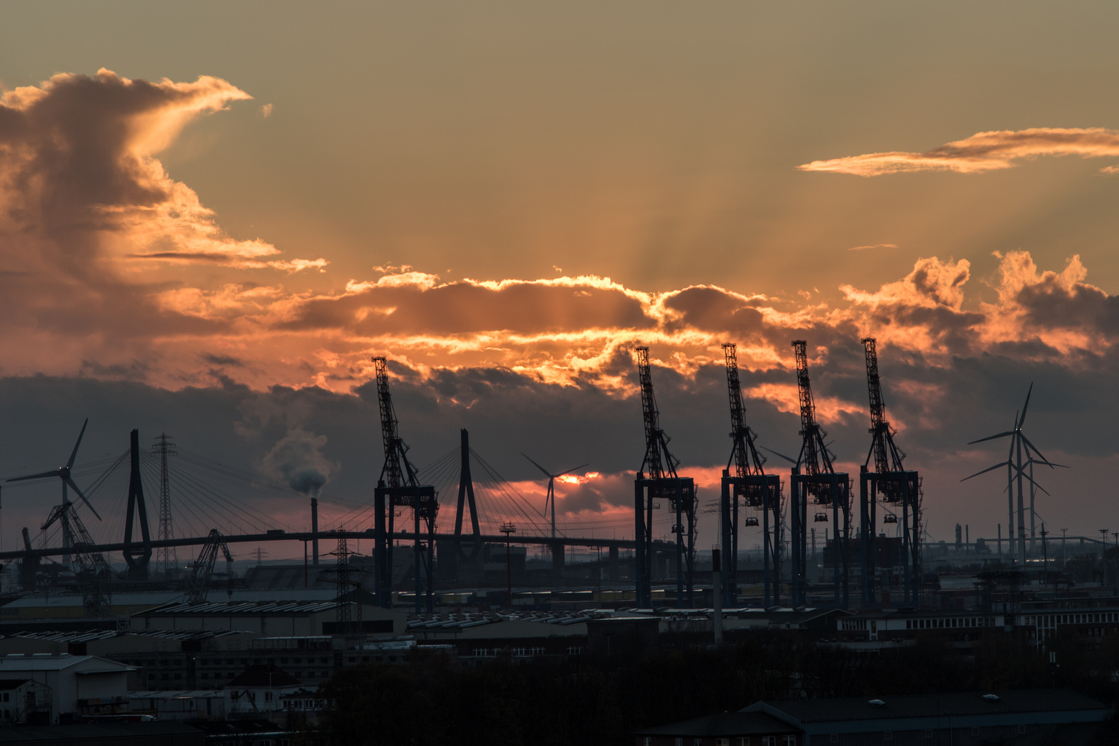 Hamburger Hafen zum Abend