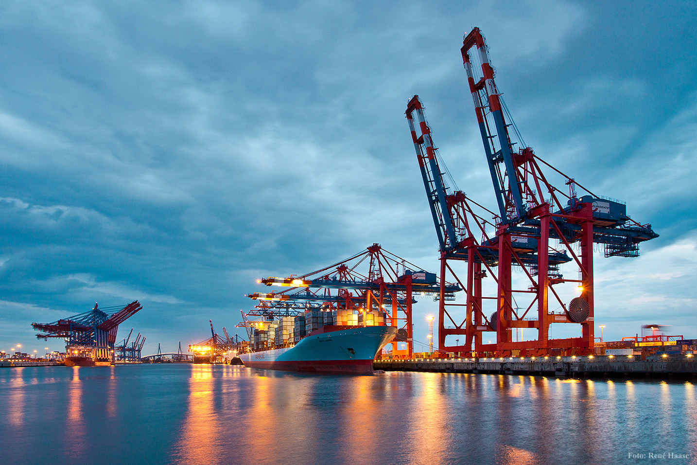 Hamburger Hafen zur blauen Stunde