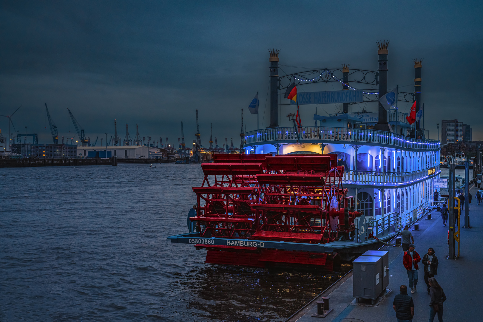 Hamburger Hafen zur blauen Stunde