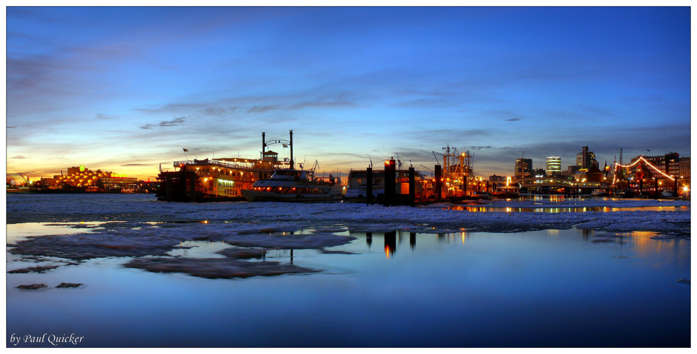 Hamburger Hafen zur blauen Stunde