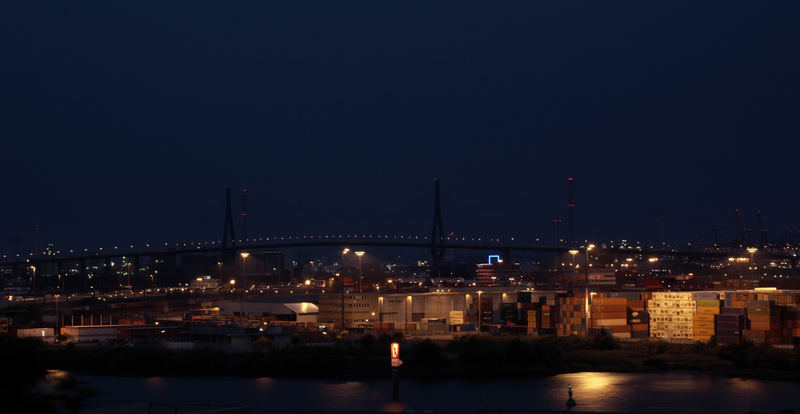 Hamburger Hafenbetrieb bei Nacht