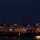 Hamburger Hafenbetrieb bei Nacht