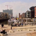 Hamburger Hafencity mit Blick zur Elbphilharmonie