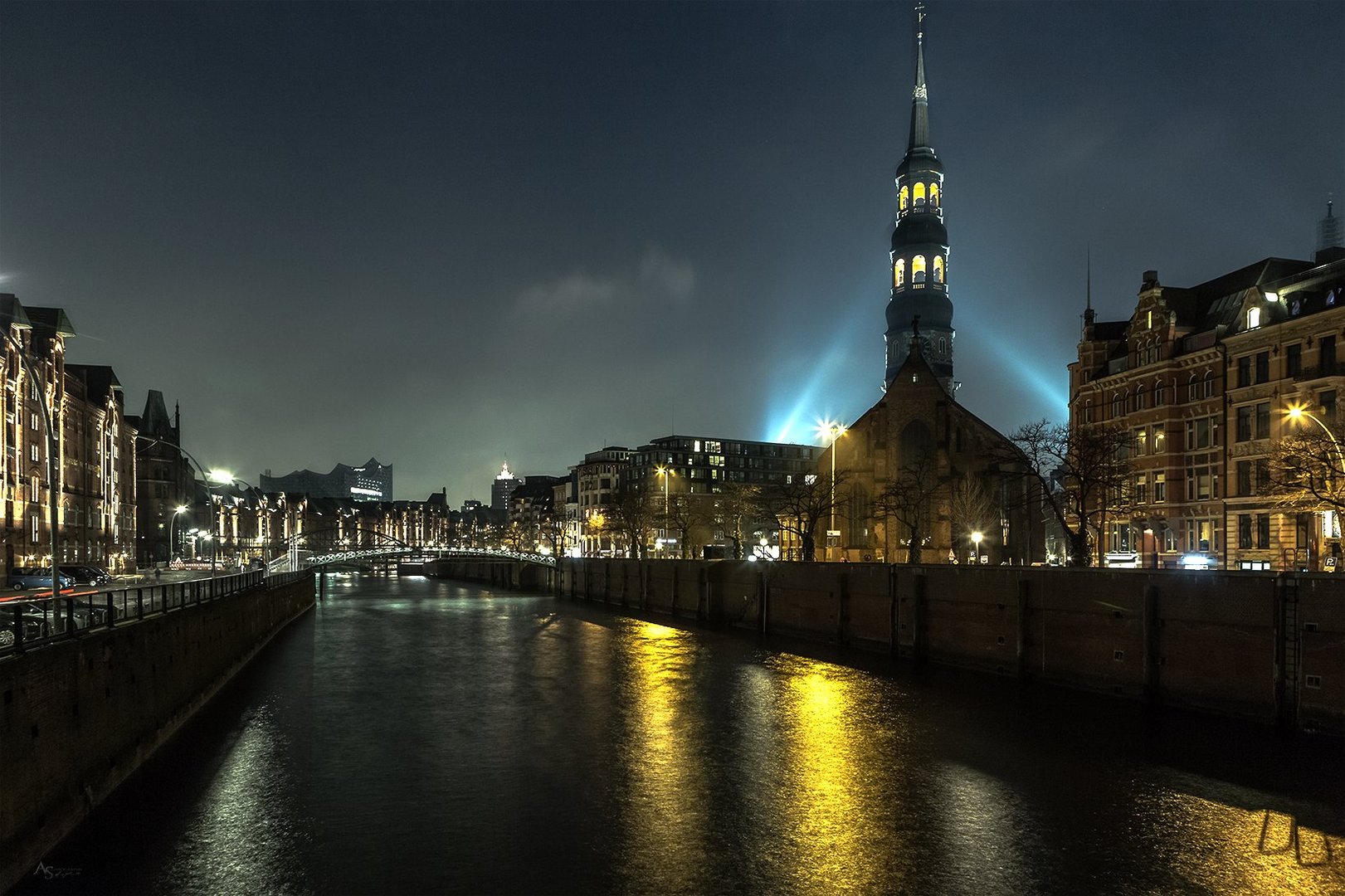 Hamburger Hafencity zur Blauen Stunde