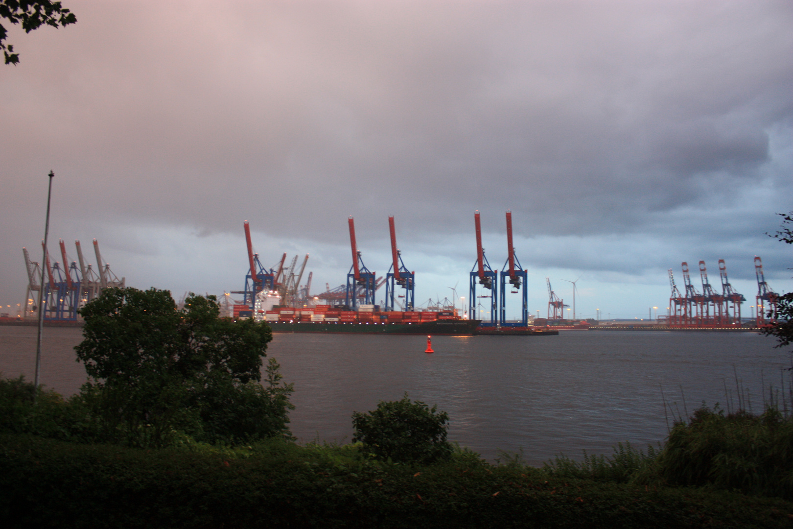 Hamburger Hafenkräne im Regenschauer