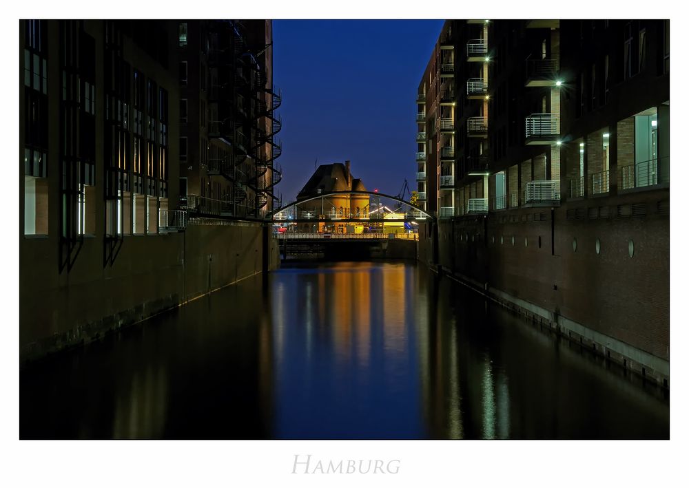 Hamburger-Impressionen " Speicherstadt, bei Nacht...."