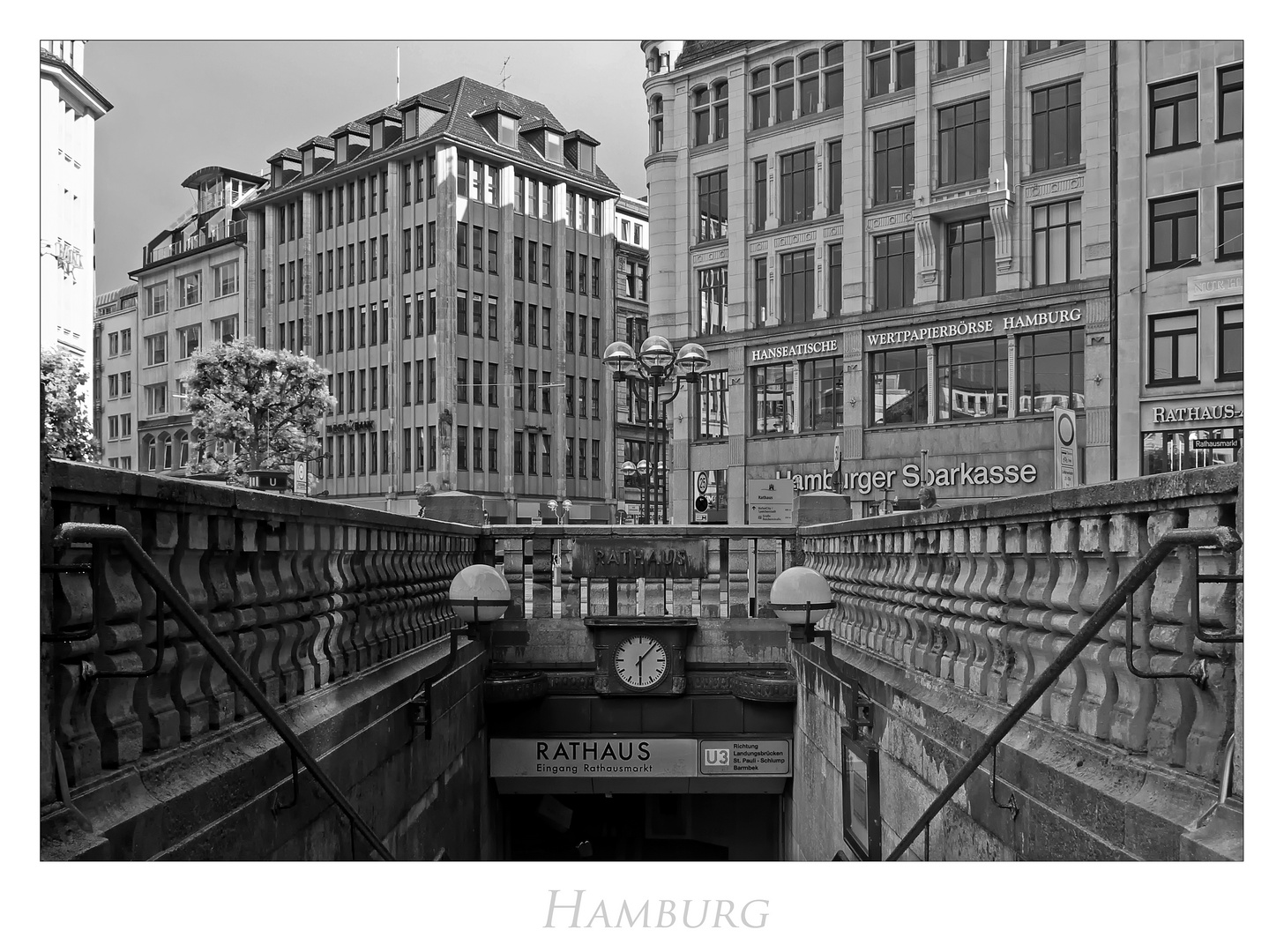Hamburger-Impressionen " U-Bahn-Eingang vor dem Rathaus..."